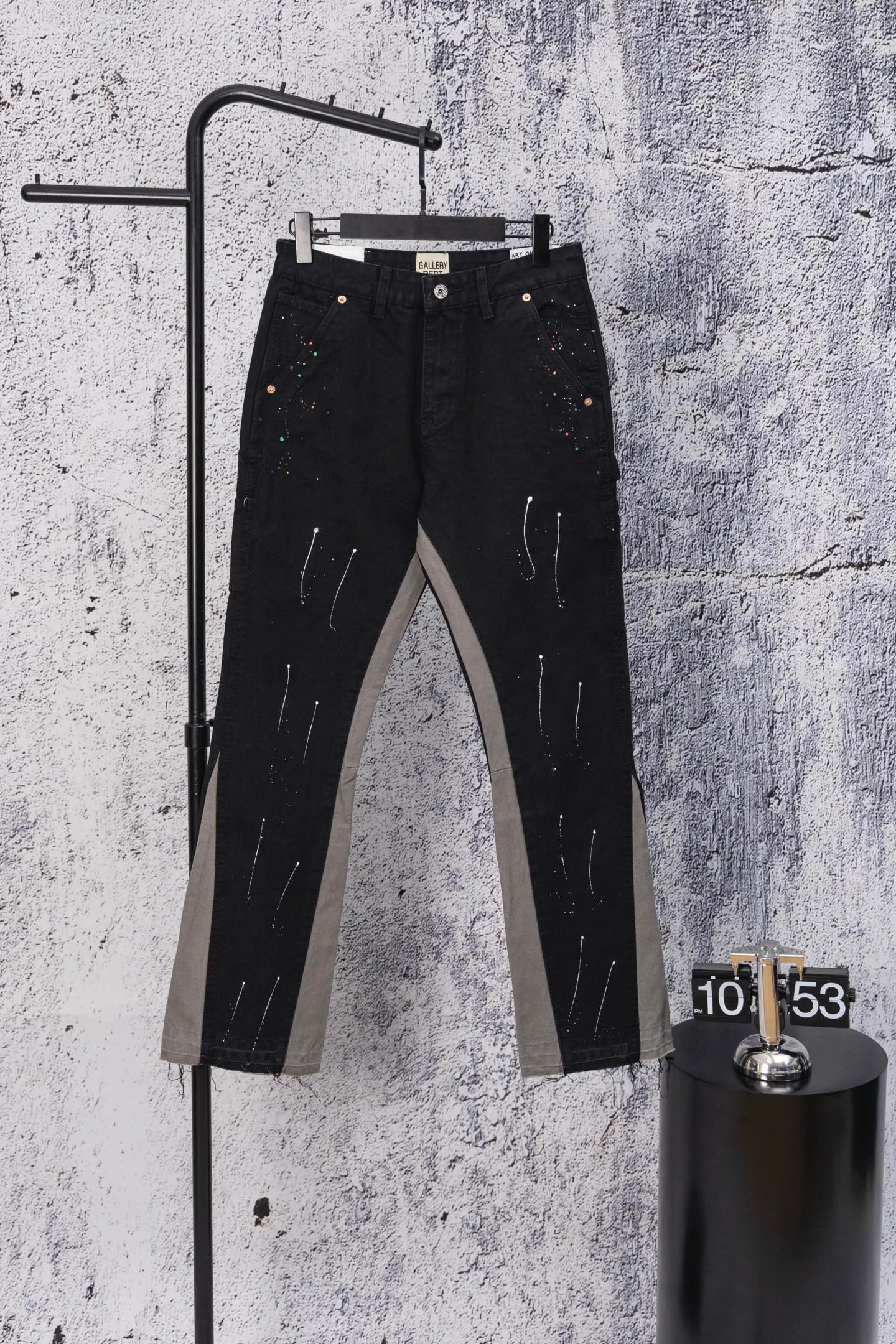 💰230 GALLERY DEPT.25ss new style splash-ink patchwork jeans, bootcut trousers, denim + splash-ink, full of artistic sense! The trouser legs are spliced ​​with denim, creating a layered look, and the words "GALLERY DEPT." are super recognizable✨. High-density denim, wear-resistant and comfortable, perfect for daily wear or street style. Inspired by the classic elements of Helmut Lang, splashing ink is full of three-dimensionality. Pair it with simple tops or HL items to easily get a sense of avant-garde fashion! Gallery Dept. targets the global fashion pioneer group aged 18-35 and positions itself as a "high street art trendy brand". Its core competitiveness lies in: • Cultural symbol output: Through endorsements from stars such as Virgil Abloh, Jennie, and Justin Bieber, it strengthens the brand's benchmark status in the hip-hop and fashion circles. Size: 28-36 Color: black